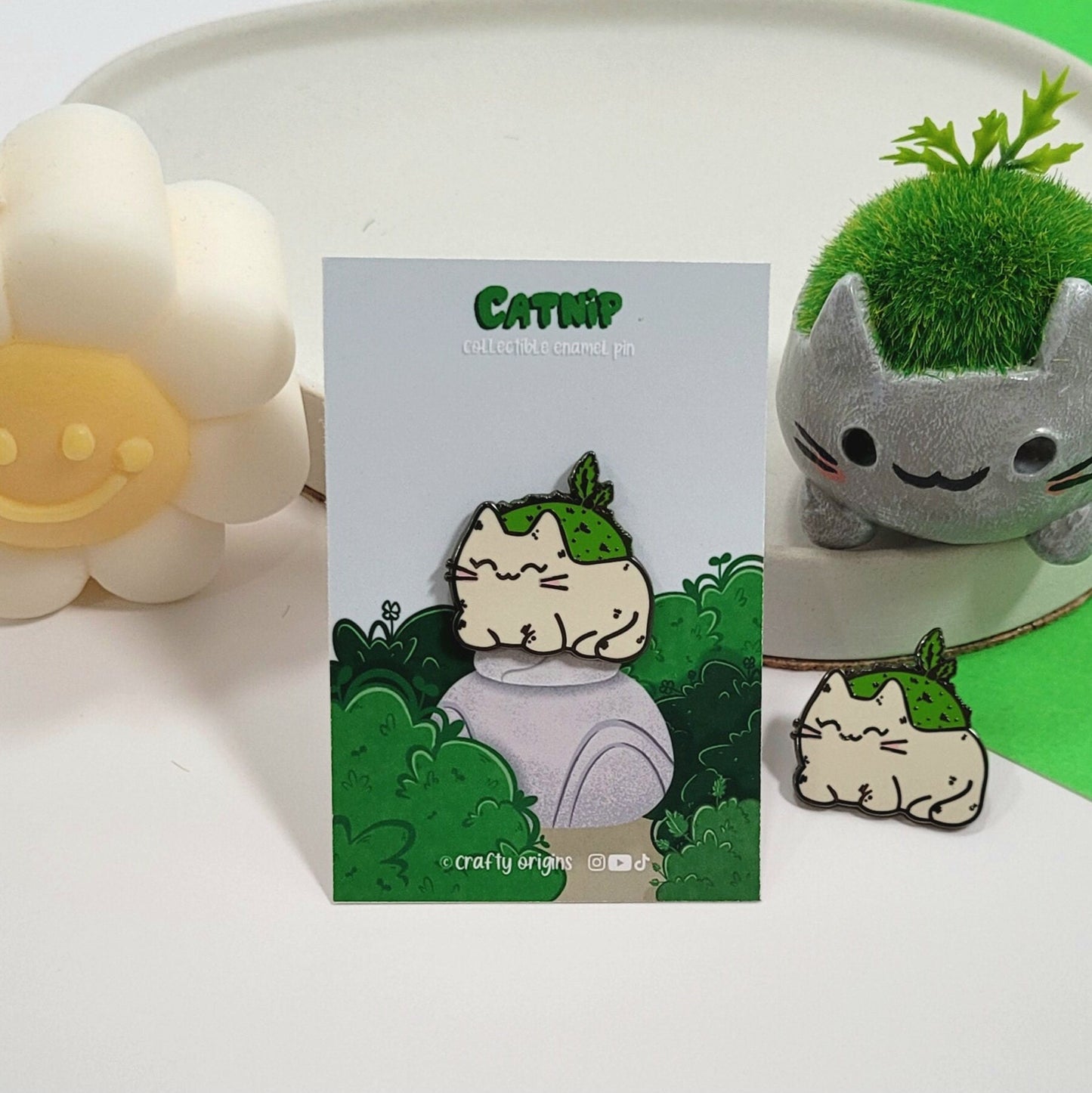 Hard Enamel Pin - Cat Plant Enamel Pin - Collar Lapel Pin - Plant lover pin - Cat lover pin - Kawaii Backpack Pin - Forest core