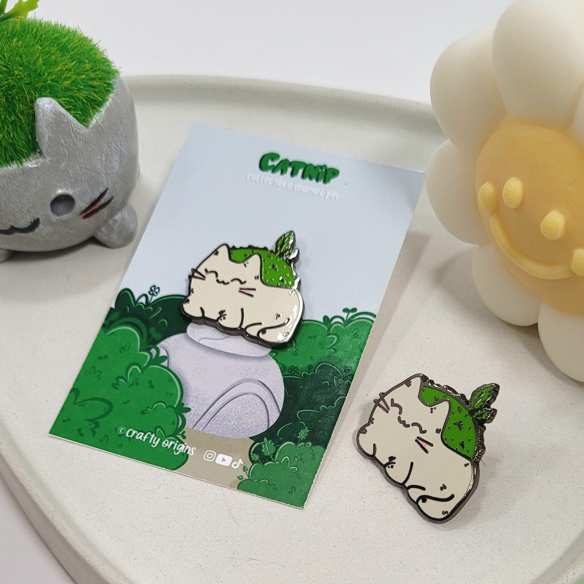Hard Enamel Pin - Cat Plant Enamel Pin - Collar Lapel Pin - Plant lover pin - Cat lover pin - Kawaii Backpack Pin - Forest core